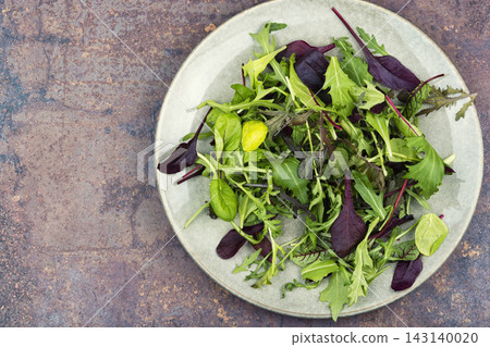 Mixed leaf salad with arugula and beet leaves Mixed leaf salad with arugula and beet leaves 143140020