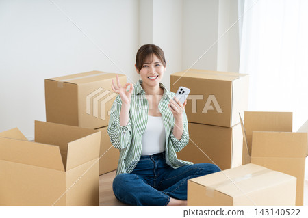 一位年輕女子做出OK手勢表示可以繼續前進。 143140522
