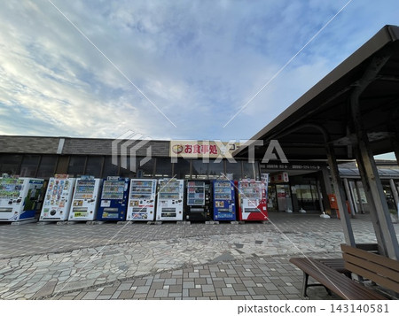 豐坂道之驛是日本第一個在國道上設立的停車場,這裡有一座紀念碑,標誌著路邊休息區(道之驛)的誕生地。 豐坂道之驛是日本第一個在國道上設立的停車場,這裡有一座紀念碑,標誌著路邊休息區(道之驛)的誕生地。 143140581
