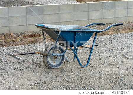 放置在建築工地的獨輪車 143140985