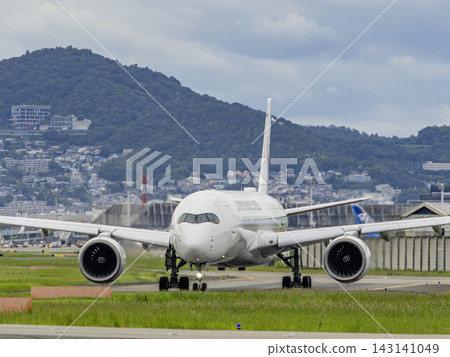飛機正朝著跑道飛去 飛機正朝著跑道飛去 143141049
