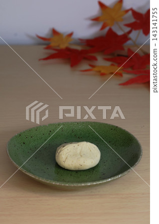 Chestnut paste and maple leaves 143141755