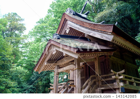 The gable roof overlaps with the wooden shrine buildings within the grounds of Izumo Taisha Shrine. The gable roof overlaps with the wooden shrine buildings within the grounds of Izumo Taisha Shrine. 143142085