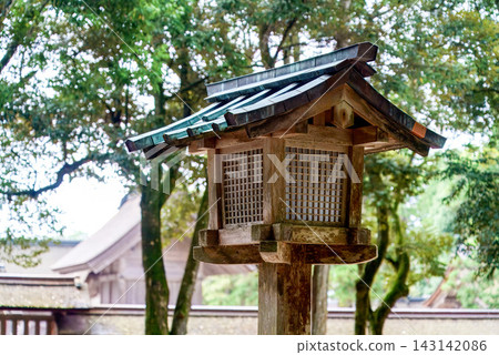 位於出雲大社內的一座小型木造建築。 位於出雲大社內的一座小型木造建築。 143142086