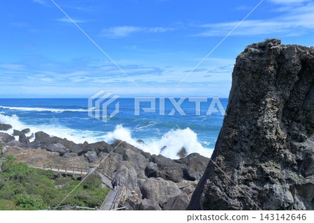 眺望高知縣室戶岬波濤洶湧的海面 143142646
