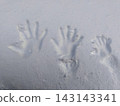 雪地上刻著三個手印：冬日雪中嬉戲與家庭回憶 143143341