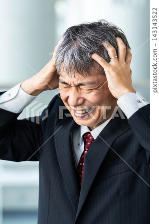 資深男性商人正為他們的擔憂而苦惱不已。 資深男性商人正為他們的擔憂而苦惱不已。 143143522