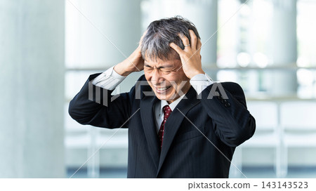 資深男性商人正為他們的擔憂而苦惱不已。 資深男性商人正為他們的擔憂而苦惱不已。 143143523