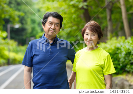 一對老年夫婦外出散步 一對老年夫婦外出散步 143143591