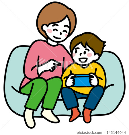 一位家長和孩子在沙發上玩掌上游戲機 | 母親、男孩、遊戲機 143144044