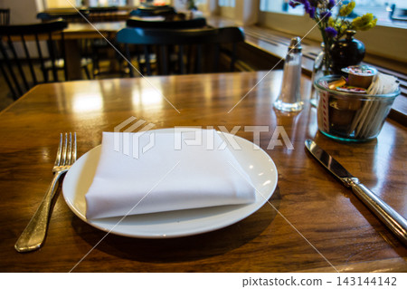 瑞士蘇黎世一家飯店的木桌上擺放著早餐。 143144142