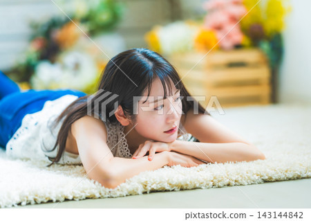放鬆在屋子裡的婦女 放鬆在屋子裡的婦女 143144842