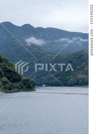 奧多摩湖的景色,天空陰沉,雲層低垂。 奧多摩湖的景色,天空陰沉,雲層低垂。 143149202