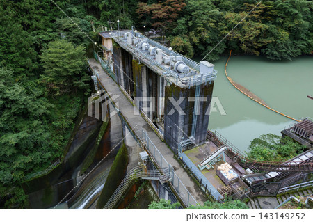 奧多摩町白丸水壩的堤岸，周圍環繞著茂密的山林。 143149252