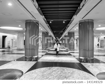 一張大阪梅田地下購物區的黑白照片。 一張大阪梅田地下購物區的黑白照片。 143149329