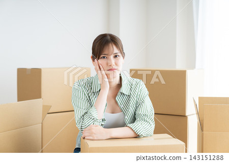 一個年輕女子擔心搬家 一個年輕女子擔心搬家 143151288