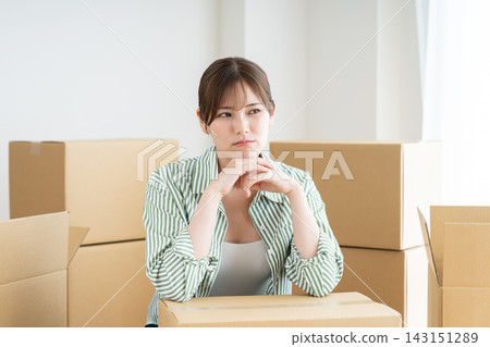 一個年輕女子擔心搬家 一個年輕女子擔心搬家 143151289