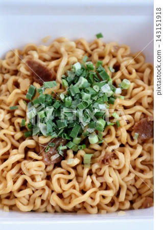 豚骨鹽拌蕎麥麵的特寫 豚骨鹽拌蕎麥麵的特寫 143151918