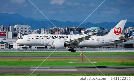 一架日本航空公司(JAL)的波音787-8客機正在福岡機場降落。 一架日本航空公司(JAL)的波音787-8客機正在福岡機場降落。 143152295