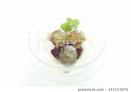 Almond tofu topped with Kyoho grapes Almond tofu topped with Kyoho grapes 143153079