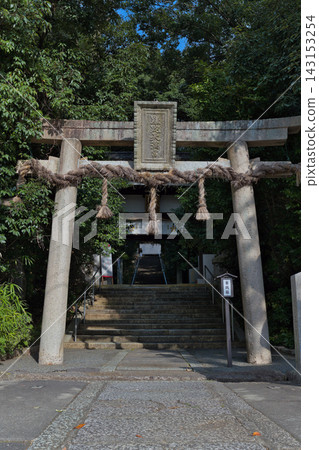 佐田神社的第二座鳥居和石階,周圍綠樹環繞。 佐田神社的第二座鳥居和石階,周圍綠樹環繞。 143153254