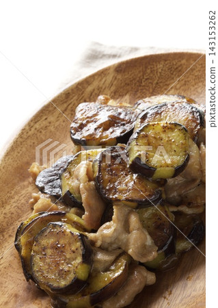 Stir-fried pork with chow mein Stir-fried pork with chow mein 143153262