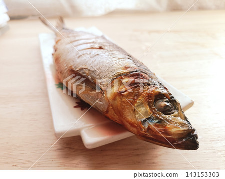 用鹽烤鯡魚 143153303