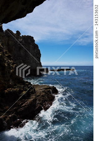 南紀白濱的夏天：從三段壁洞內的觀景台上眺望開闊的大海。 143153632
