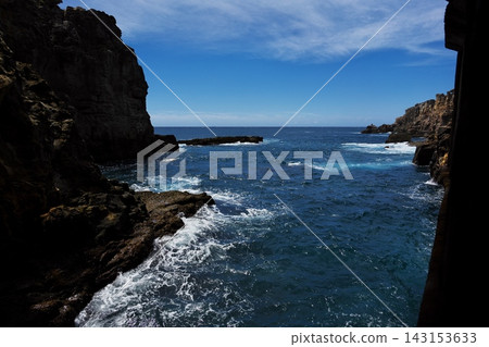 南紀白濱的夏天:從三段壁洞內的觀景台上眺望開闊的大海。 南紀白濱的夏天:從三段壁洞內的觀景台上眺望開闊的大海。 143153633