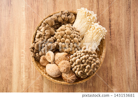 什錦菇:香菇、舞茸、蟹味菇、金針菇,盛於竹籃中。 什錦菇:香菇、舞茸、蟹味菇、金針菇,盛於竹籃中。 143153681
