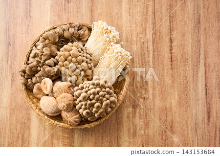 什錦菇:香菇、舞茸、蟹味菇、金針菇,盛於竹籃中。 什錦菇:香菇、舞茸、蟹味菇、金針菇,盛於竹籃中。 143153684