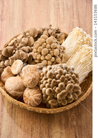 什錦菇:香菇、舞茸、蟹味菇、金針菇,盛於竹籃中。 什錦菇:香菇、舞茸、蟹味菇、金針菇,盛於竹籃中。 143153686