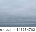 清晨靜謐，雲層厚重，遠眺浩瀚的海洋。 143154702