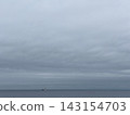 陰雲密佈的天空，平靜的海平線。 143154703