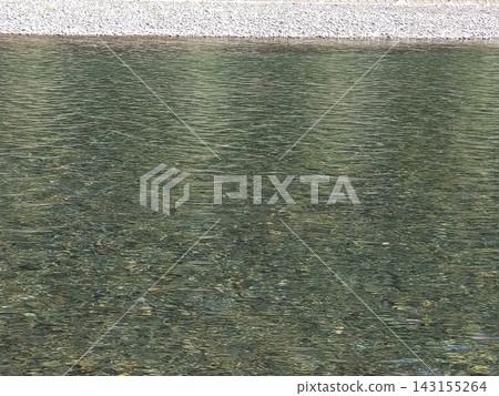 河川清澈見底的水面 河川清澈見底的水面 143155264
