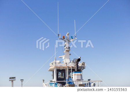Ship's bridge and navigation antenna under a blue sky Ship's bridge and navigation antenna under a blue sky 143155563