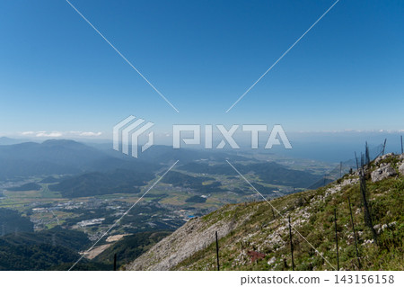 從伊吹山頂峰可以欣賞到令人嘆為觀止的全景。 從伊吹山頂峰可以欣賞到令人嘆為觀止的全景。 143156158