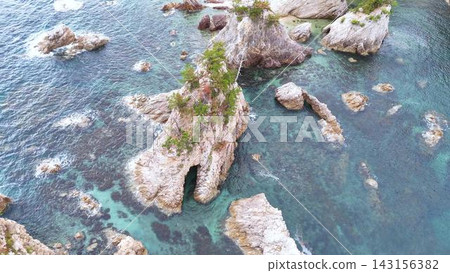 白原海灘的海水呈現出翠綠色,清澈見底。 白原海灘的海水呈現出翠綠色,清澈見底。 143156382
