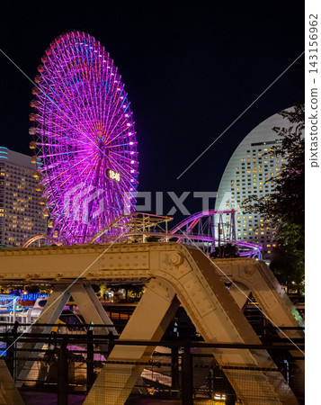 The colorful Cosmo Clock Ferris wheel and the evening view of Minato Mirai. The colorful Cosmo Clock Ferris wheel and the evening view of Minato Mirai. 143156962