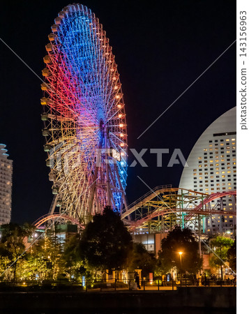 The colorful Cosmo Clock Ferris wheel and the evening view of Minato Mirai. The colorful Cosmo Clock Ferris wheel and the evening view of Minato Mirai. 143156963