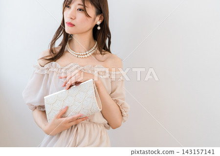 一位穿著晚禮服、氣質出眾的亞洲女性(婚友介紹、相親、派對後) 一位穿著晚禮服、氣質出眾的亞洲女性(婚友介紹、相親、派對後) 143157141
