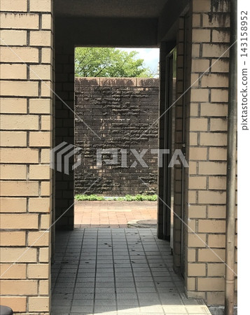 公共廁所,磚牆呈方形圖案 公共廁所,磚牆呈方形圖案 143158952
