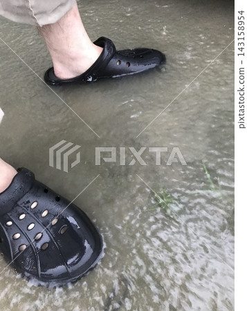 站在一個深水坑里 站在一個深水坑里 143158954