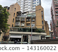 台灣台北的城市景觀，老舊的公寓大樓和高樓大廈並存。 143160022