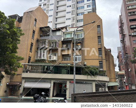 台灣台北的城市景觀,老舊的公寓大樓和高樓大廈並存。 台灣台北的城市景觀,老舊的公寓大樓和高樓大廈並存。 143160022