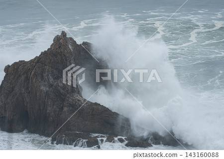 波濤洶湧的大海中,巨浪拍打著岩石。 波濤洶湧的大海中,巨浪拍打著岩石。 143160088