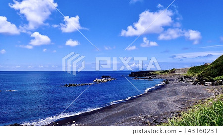 三宅島雫濱海灘的黑色沙灘和藍色大海。 143160231