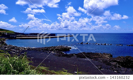 三宅島雫濱海灘的黑色沙灘和藍色大海。 三宅島雫濱海灘的黑色沙灘和藍色大海。 143160232