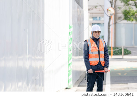 在建築工地工作的幾位老年人正在指揮交通。 143160641