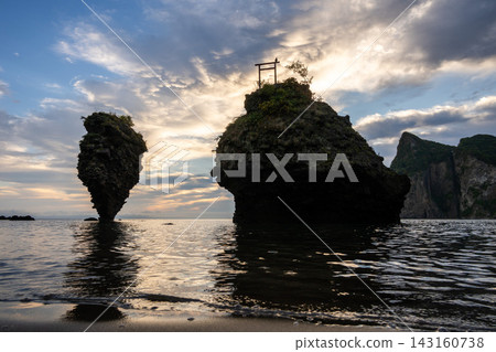 惠比壽岩巍峨聳立,晨曦在背後閃耀。 惠比壽岩巍峨聳立,晨曦在背後閃耀。 143160738